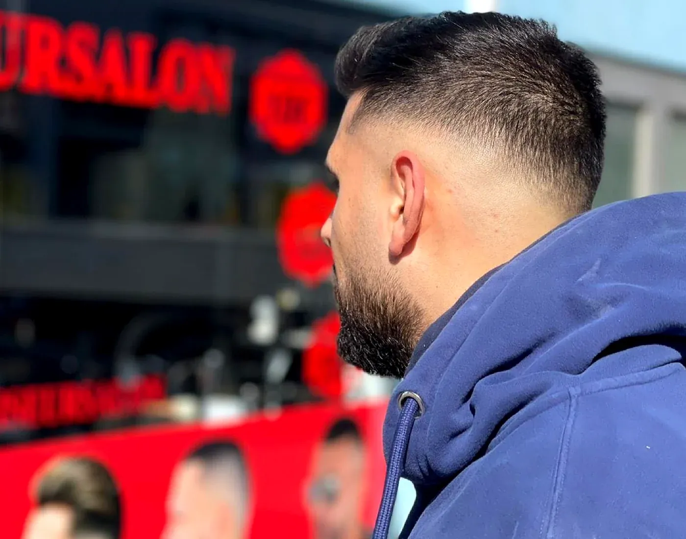 Frischer Herrenhaarschnitt vor dem Arkadasch Friseursalon in Offenbach